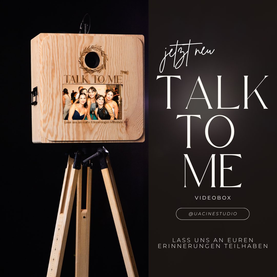 Videobox „Talk to me“ von uacine.studio — digitales Video-Gästebuch aus Holz auf einem Stativ, für Hochzeiten in Tirol